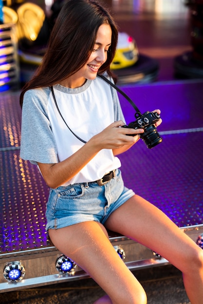 Foto gratuita donna alla fiera guardando la fotocamera