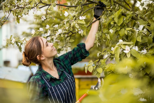 Foto gratuita lavoratrice agricola