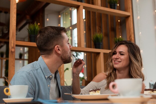 Женщина кормит мужчину в ресторане