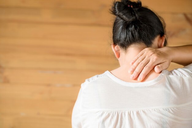 지친 느낌과 목 통증으로 고통받는 여성