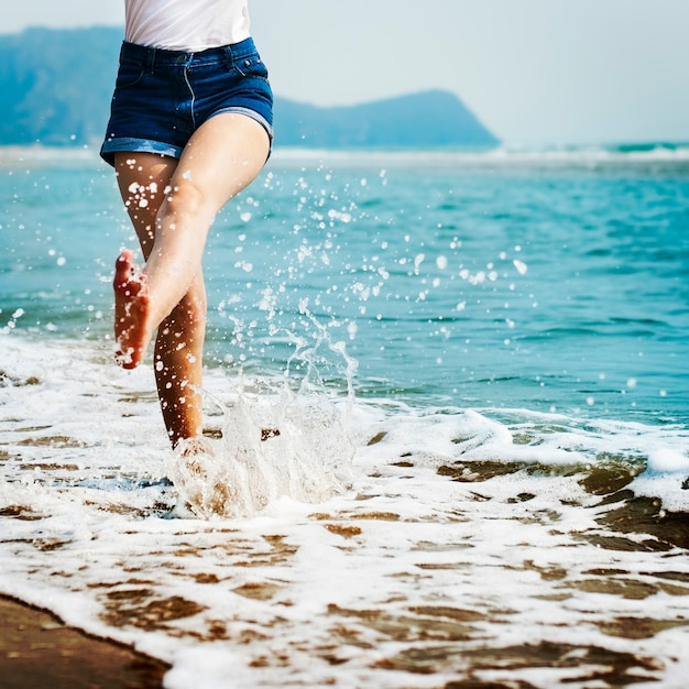 海水を跳ねる女性の足