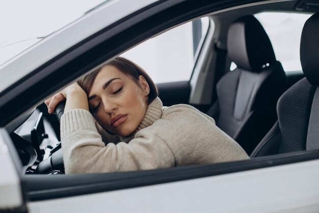 運転中に女性が車の中で眠りに落ちた