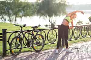 Free photo woman in fitness clothes doing workout exercises