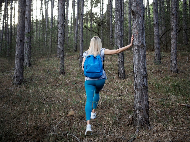 숲에있는 여자