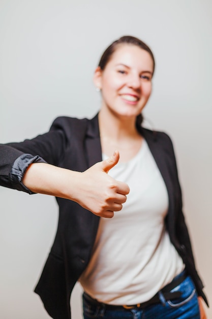 Free photo woman in formal clothes gesturing thumb up