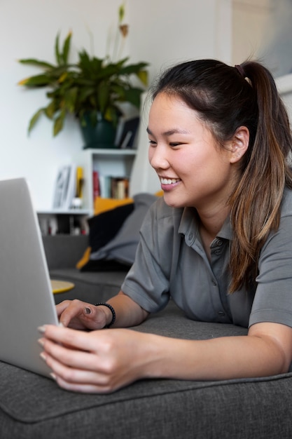 Free photo woman in front of her computer