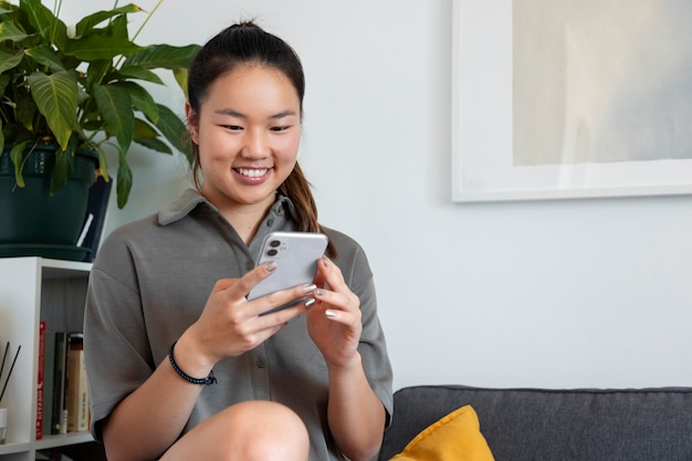 彼女の電話の前の女性