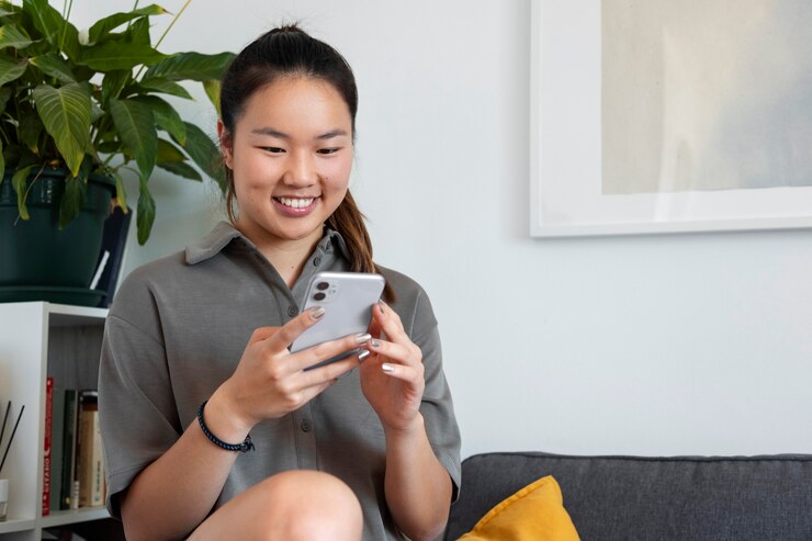 無料Photo 彼女の電話の前の女性