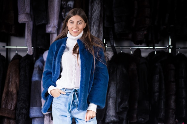 Foto gratuita donna in un cappotto di pelliccia