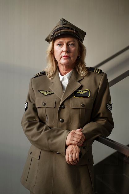 Бесплатное фото Женщина-генерал в униформе, вид спереди