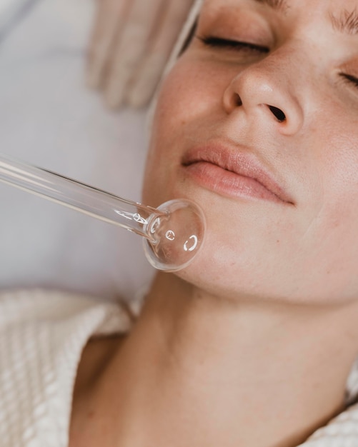 Бесплатное фото Женщина получает лечение кожи лица в спа-салоне