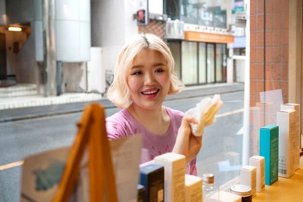 日本の美容師のショーウィンドウを準備している女性