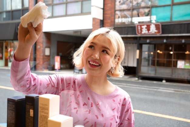 日本の美容師のショーウィンドウを準備している女性