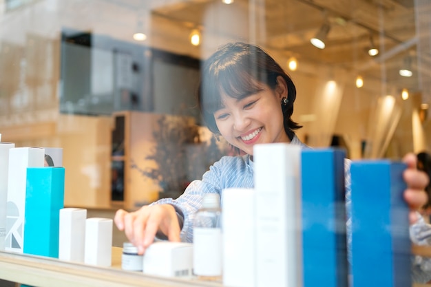 Free photo woman getting the display window of a japanese hairdressers ready