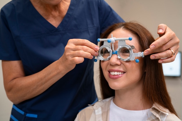 Foto gratuita donna che fa un esame oculistico presso l'ufficio dell'oftalmologo