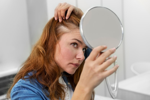 Foto gratuita donna che si sottopone a un trattamento per la caduta dei capelli in una clinica