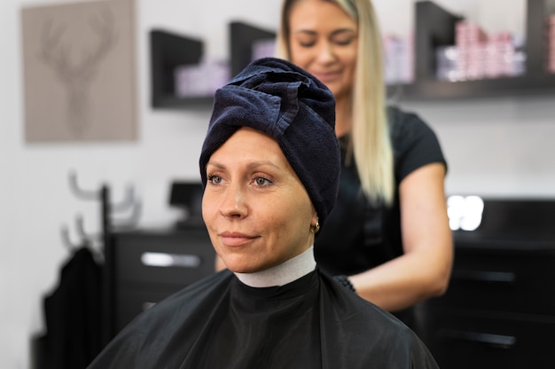 Foto gratuita donna che si fa fare i capelli al salone di bellezza