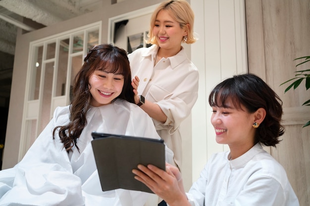 Женщина делает прическу в японской парикмахерской