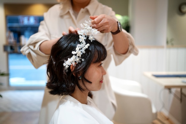 日本の美容院で髪を整える女性