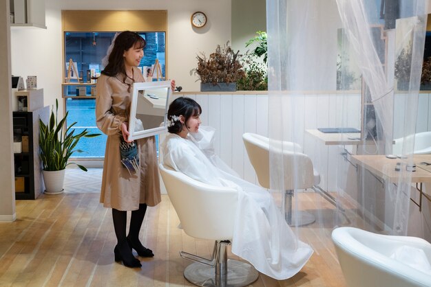 日本の美容院で髪を整える女性