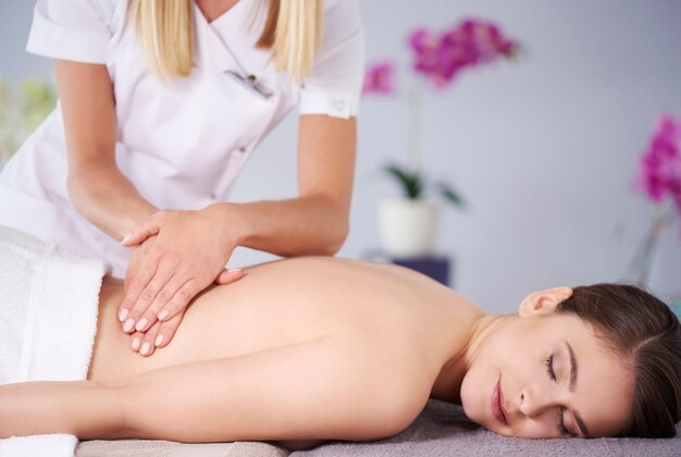 Женщина, получающая массаж в спа-салоне