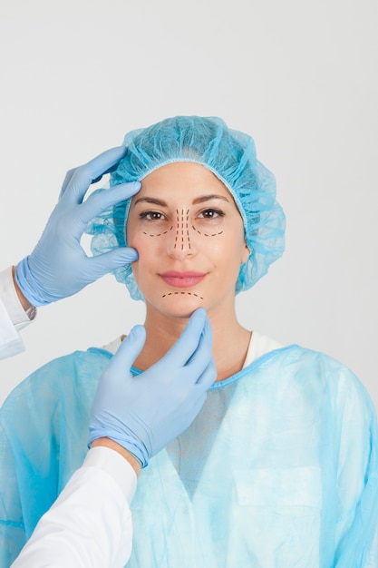 鼻の仕事の手術の準備をしている女性