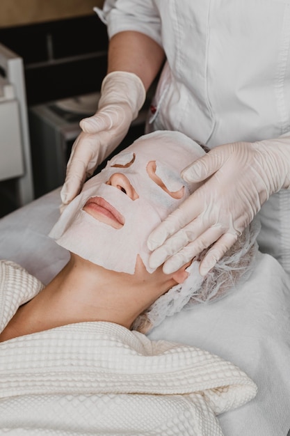 Женщина получает лечение маски для кожи