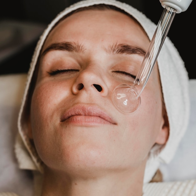 Free photo woman getting a skin treatment