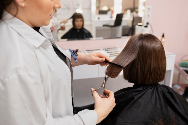 Женщина получает лечение в парикмахерской
