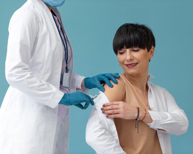 Foto gratuita donna che si fa vaccinare da vicino