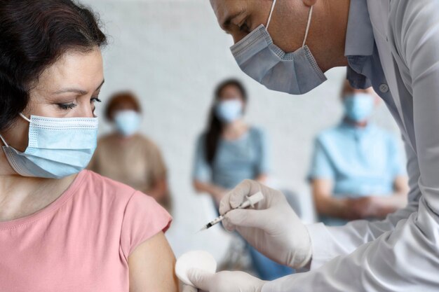 男性医師にワクチンを打たれる女性