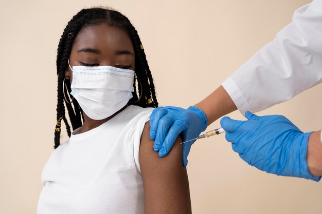 Женщина получает вакцину