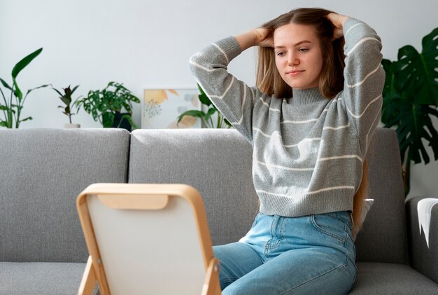 Foto gratuita donna che si fa un massaggio al cuoio capelluto