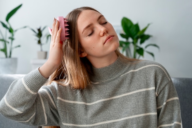 Foto gratuita donna che si fa un massaggio al cuoio capelluto