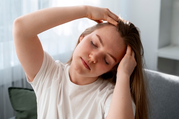 Foto gratuita donna che si fa un massaggio al cuoio capelluto