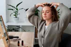 Foto gratuita donna che si fa un massaggio al cuoio capelluto