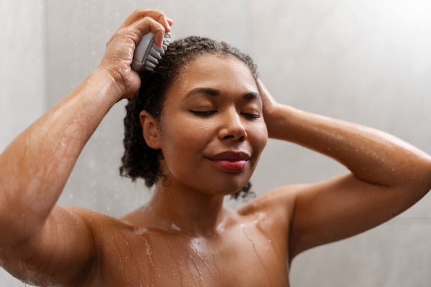 Бесплатное фото Женщина делает себе массаж кожи головы.