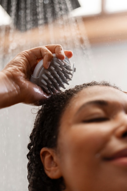 Foto gratuita donna che si fa un massaggio al cuoio capelluto