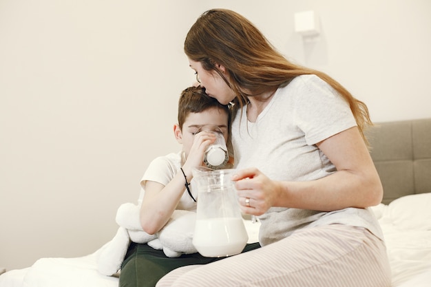 그녀의 아들에게 우유를주는 여자.