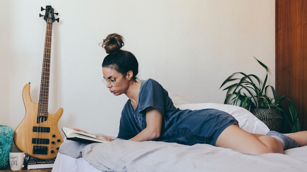 Женщина в очках, чтение в постели