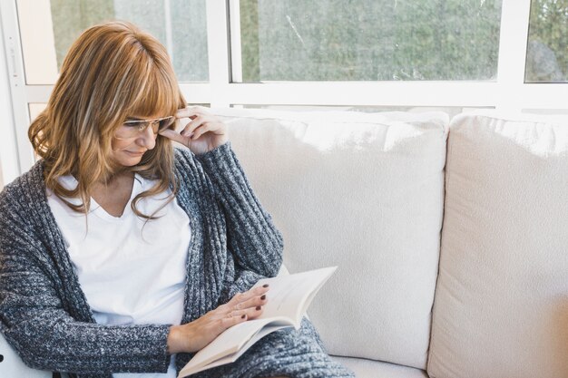 女性、眼鏡、読書、本