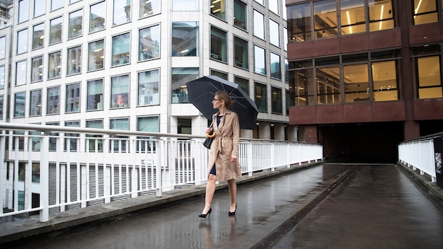 Женщина выходит в город, пока идет дождь