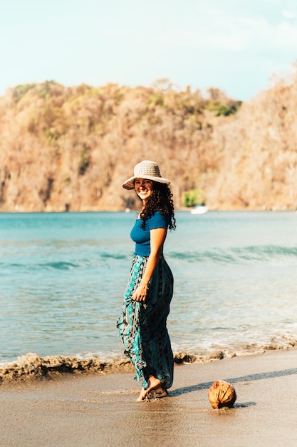 Foto gratuita donna che va al mare lungo la spiaggia sabbiosa