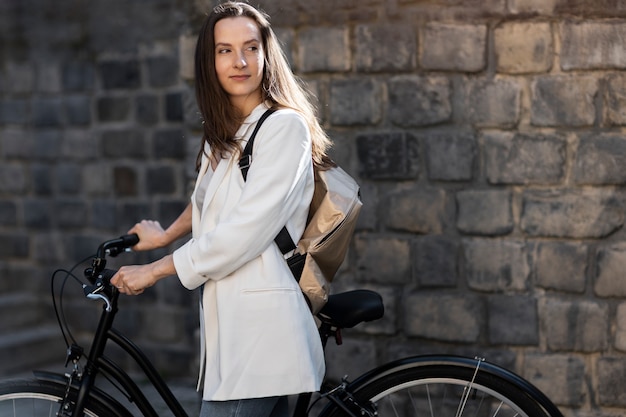 Foto gratuita donna che va a lavorare in bicicletta