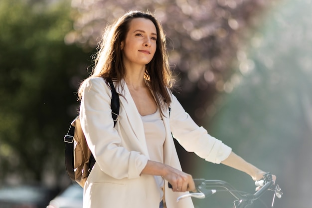 Donna che va a lavorare in bicicletta