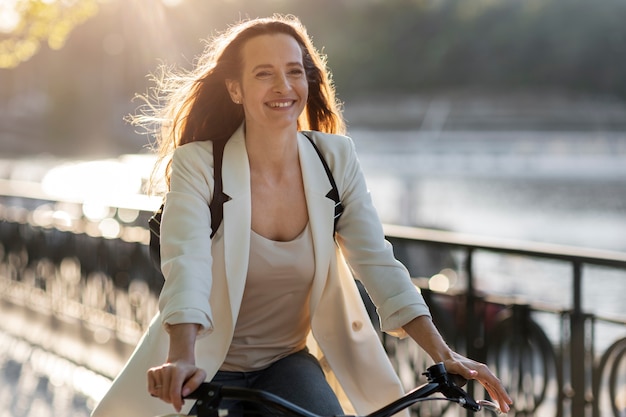 자전거를 타고 출근하는 여성