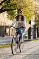 Foto gratuita donna che va a lavorare in bicicletta