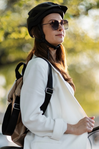 自転車で働く女性