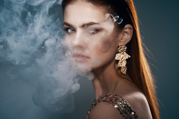 若い美しいブルネットの女性の喫煙 黒い壁に煙が電子タバコをvaping 無料の写真 若い美しいブルネットの女性の喫煙 黒い壁に煙が電子タバコをvaping 無料の写真