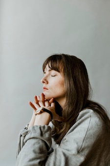 Woman in a gray long sleeve shirt